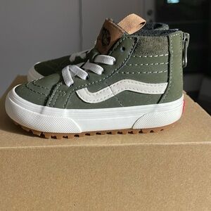 Vans - Sk8T High with zipper- Green and white with gum bottom